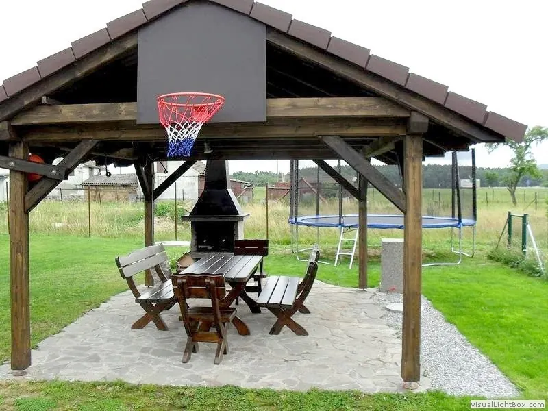 Dřevěná pergola se stolem, lavicemi a basketbalovým košem