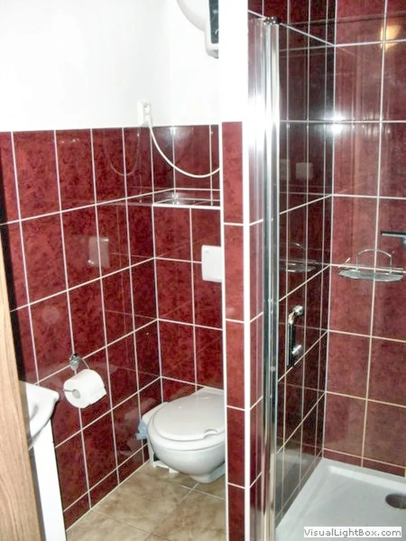 Koupelna se sprchovým koutem a WC